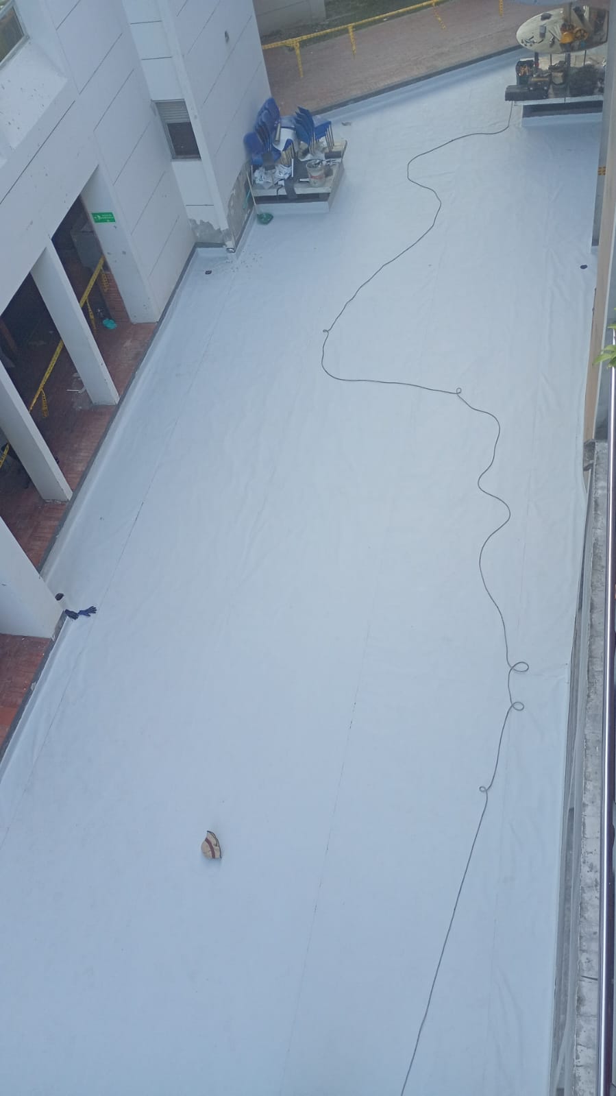 Terraza con membrana blanca impermeabilizada